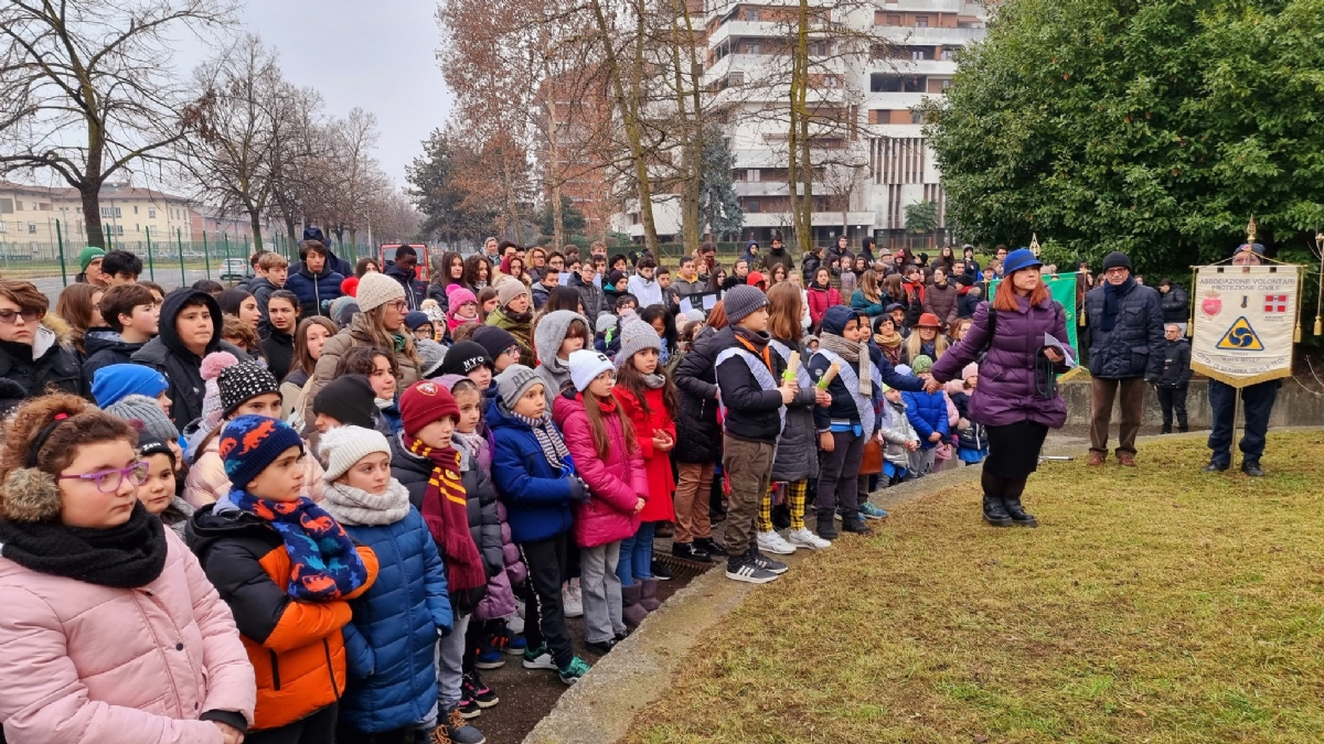 VENARIA - Giorno della Memoria: piantato un ulivo nella scuola Don Milani - FOTO