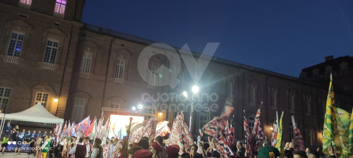 VENARIA - In centro la grande sfilata per i «Giochi Giovanili della Bandiera» - FOTO