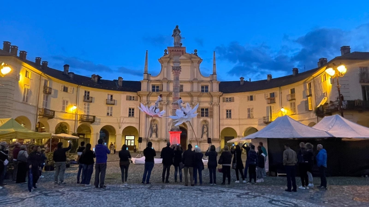 VENARIA - Bagno di folla per la ventesima edizione della «Festa delle Rose» - FOTO