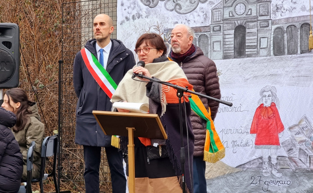 VENARIA - Giorno della Memoria: piantato un ulivo nella scuola Don Milani - FOTO