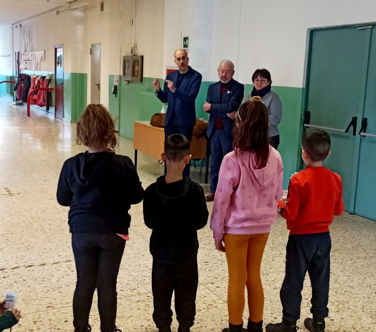 VENARIA - Giorno della Memoria: piantato un ulivo nella scuola Don Milani - FOTO