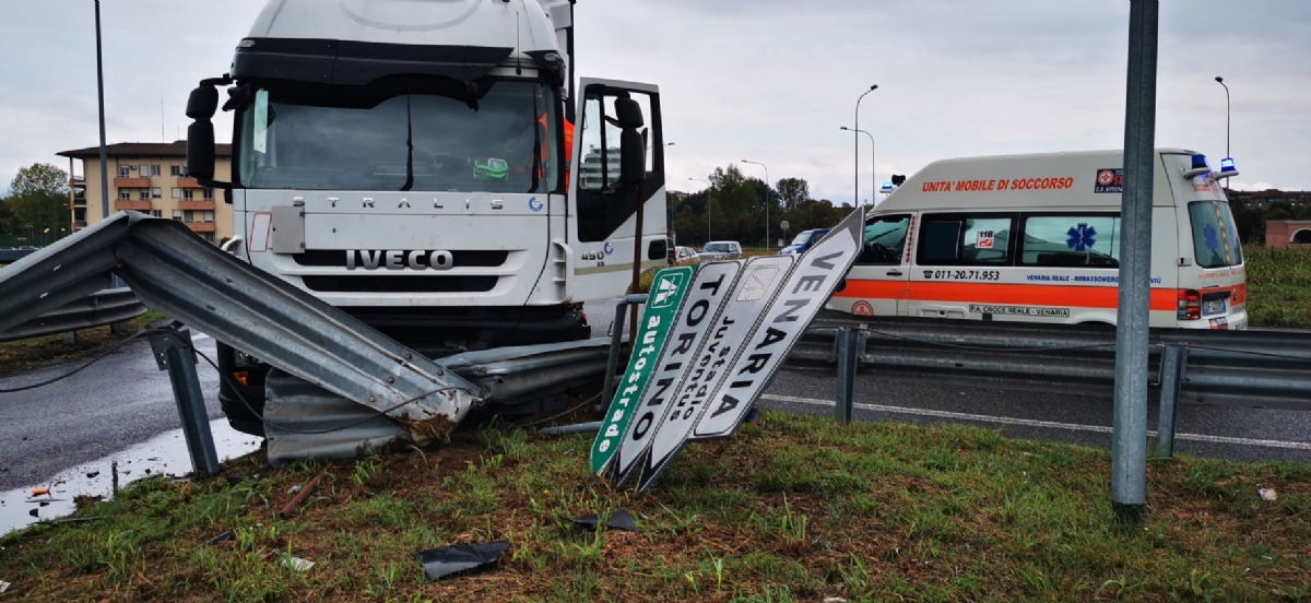 INCIDENTE A VENARIA - Tir perde il controllo e finisce contro i cartelli stradali - FOTO