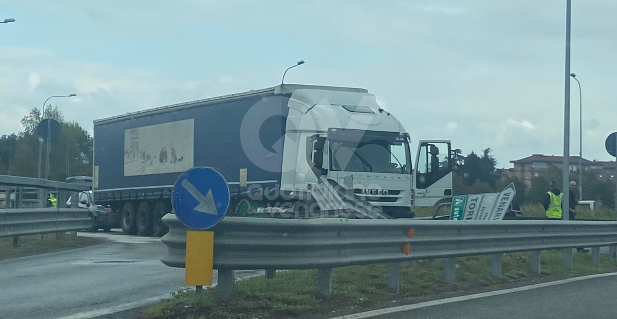 INCIDENTE A VENARIA - Tir perde il controllo e finisce contro i cartelli stradali - FOTO