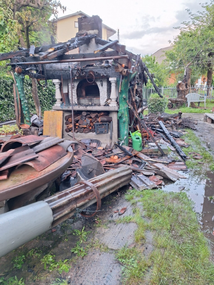 INCENDIO A PIANEZZA - Forno in fiamme nel giardino di un'abitazione - FOTO