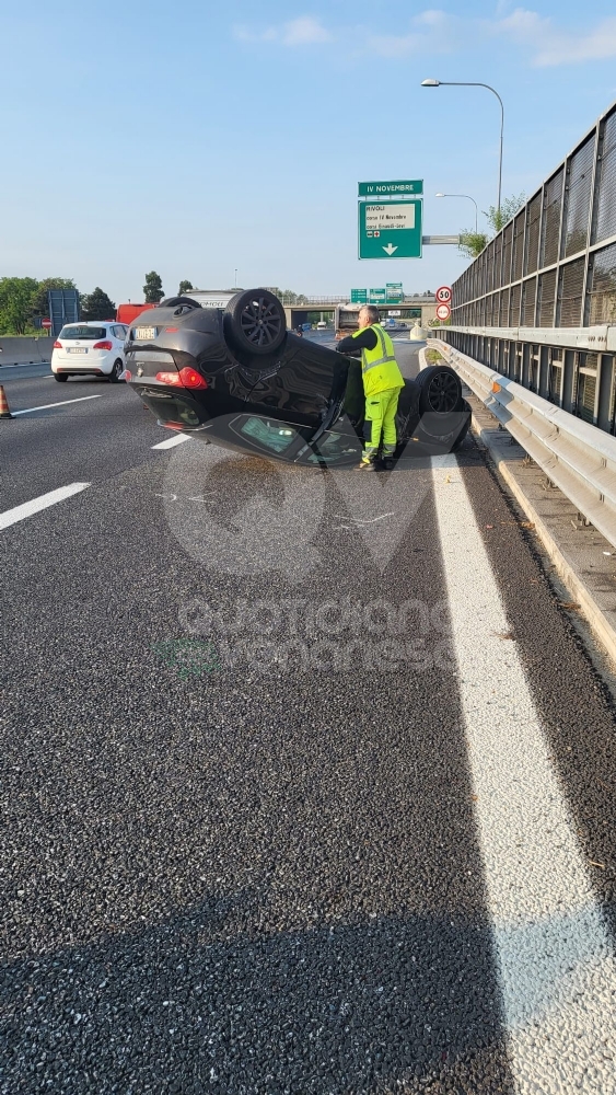 INCIDENTE IN TANGENZIALE A RIVOLI - Scontro fra due auto, una si ribalta: tre feriti - FOTO