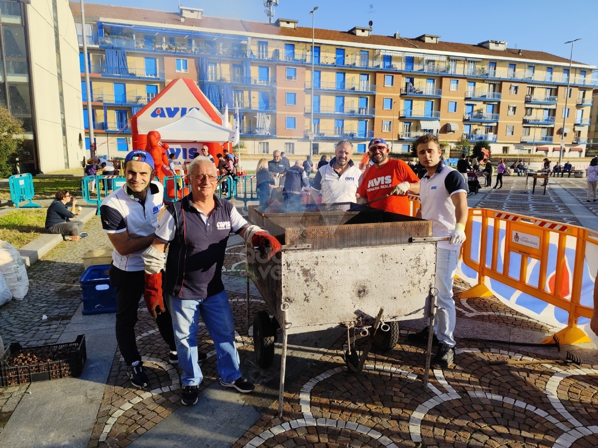 VENARIA - Castagne e giochi in piazza Pettiti: la «Castagnata» dell'Avis è il solito successo - FOTO