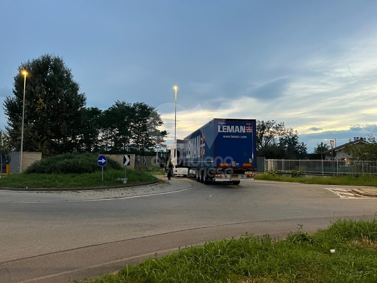 INCIDENTE A BORGARO - Camion rimane bloccato in via Lanzo a causa dei freni - FOTO