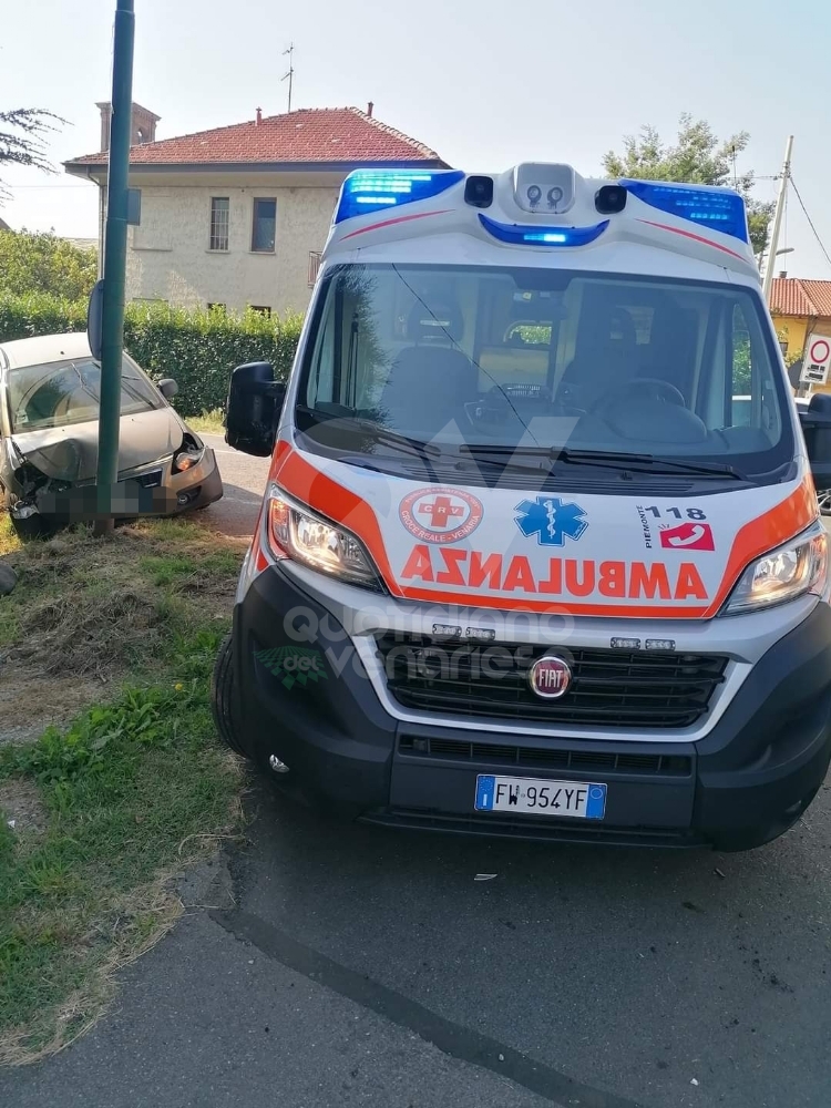 INCIDENTE A MATHI - Scoppia lo pneumatico e finisce contro un palo: un ferito - FOTO