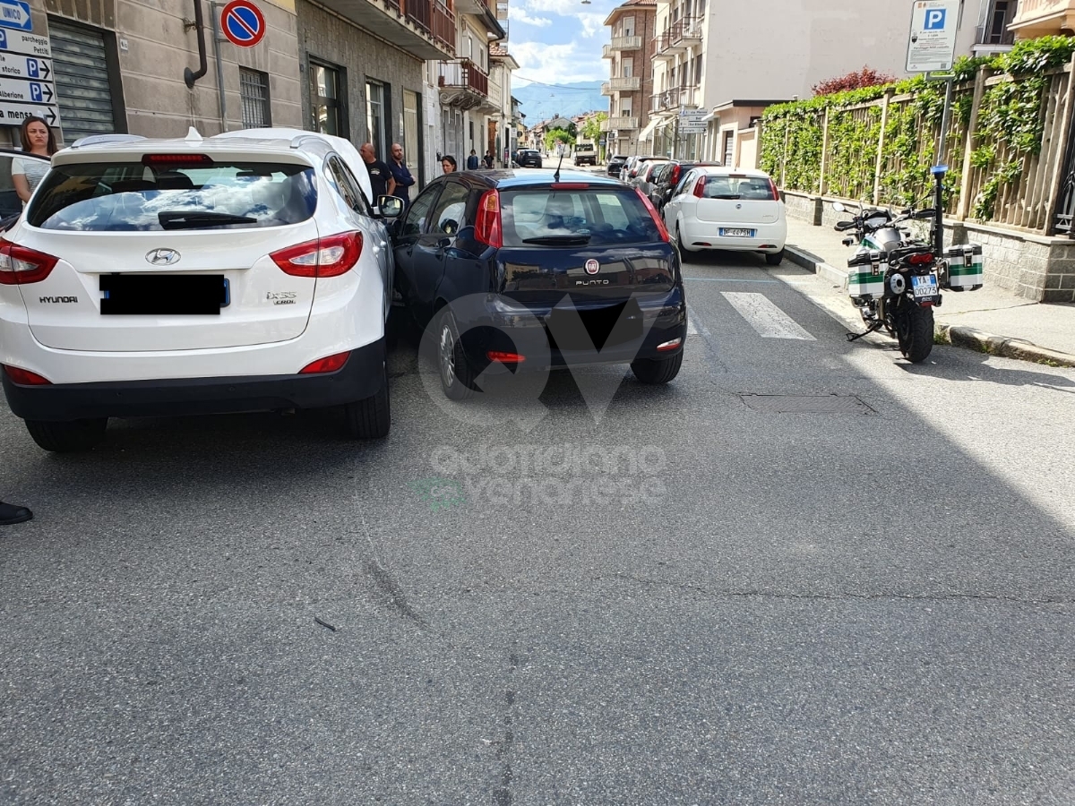 INCIDENTE A VENARIA - Tamponamento fra due auto, due feriti: uno è di ROBASSOMERO - FOTO