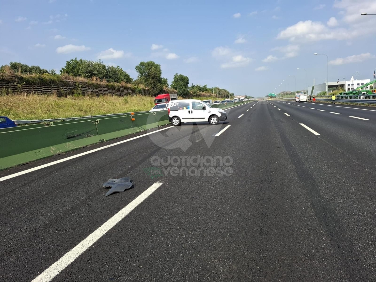 INCIDENTE IN TANGENZIALE A VENARIA - Scontro fra due auto: un ferito - FOTO