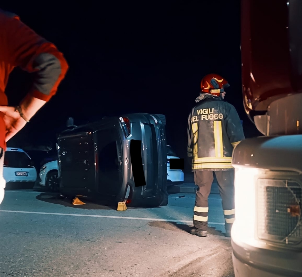 INCIDENTE A PIANEZZA - Spunta un animale e perde il controllo dell'auto, che si ribalta - FOTO