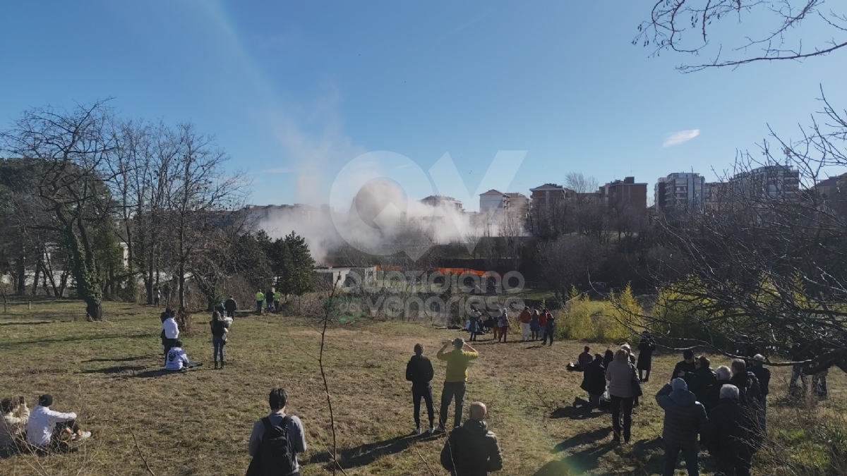 RIVOLI - Demolito il «mitico Fungo» di via Croce Dorata - FOTO E VIDEO