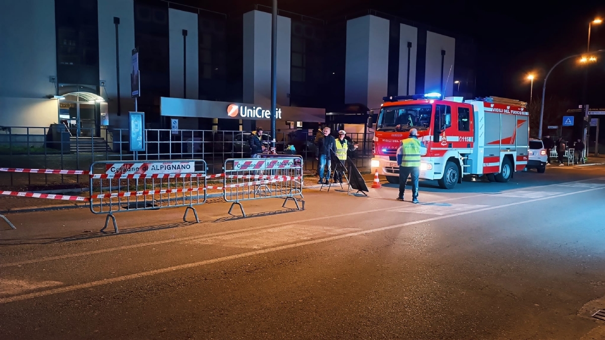 ALPIGNANO - Cede un tratto fognario in via Mazzini: intervento dei vigili del fuoco e di Smat - FOTO