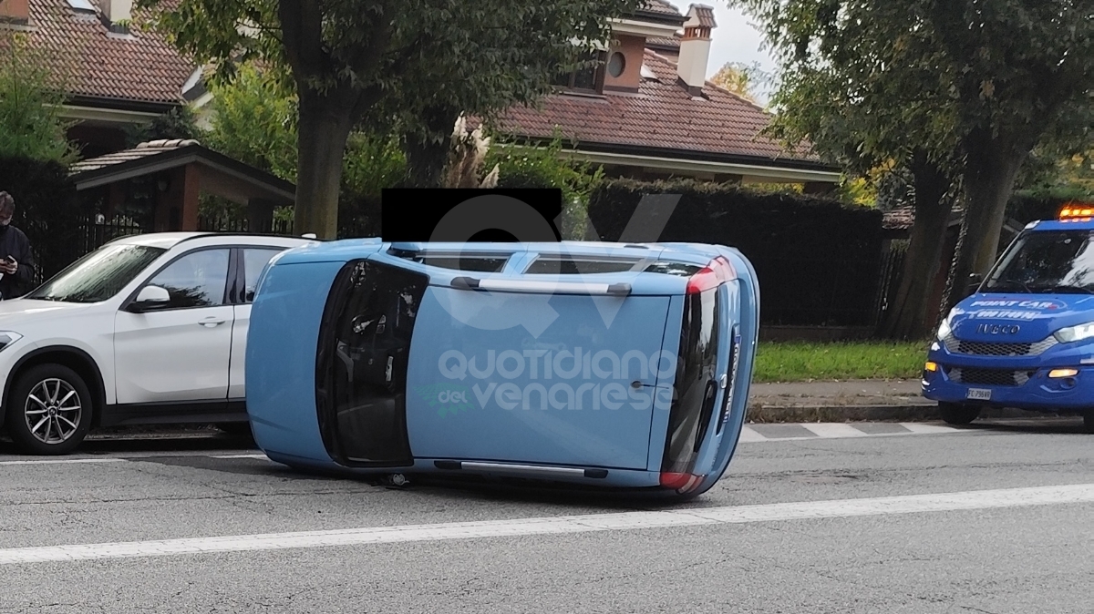 INCIDENTE A VENARIA - Auto si ribalta in via Barbi Cinti: colpite altre due vetture parcheggiate - FOTO