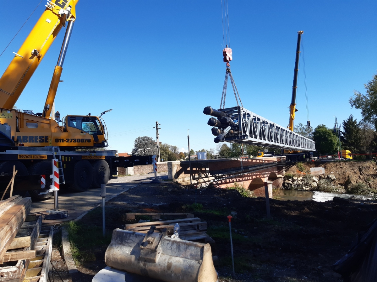 VENARIA - Nuovo ponte sul Ceronda: posizionato il traliccio provvisorio per i sottoservizi - FOTO