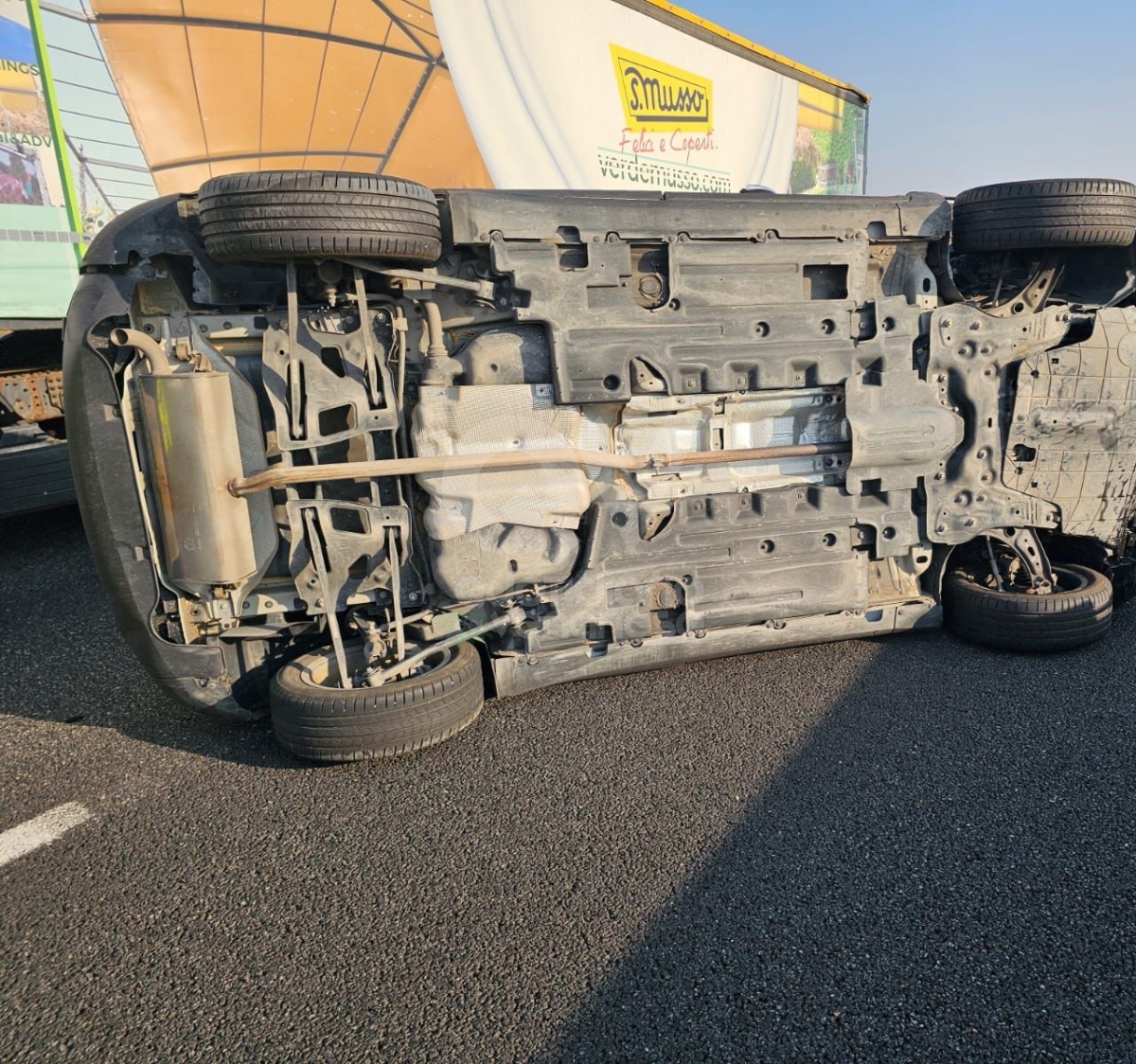 INCIDENTE IN TANGENZIALE - Auto si ribalta dopo lo scontro: una persona ferita - FOTO