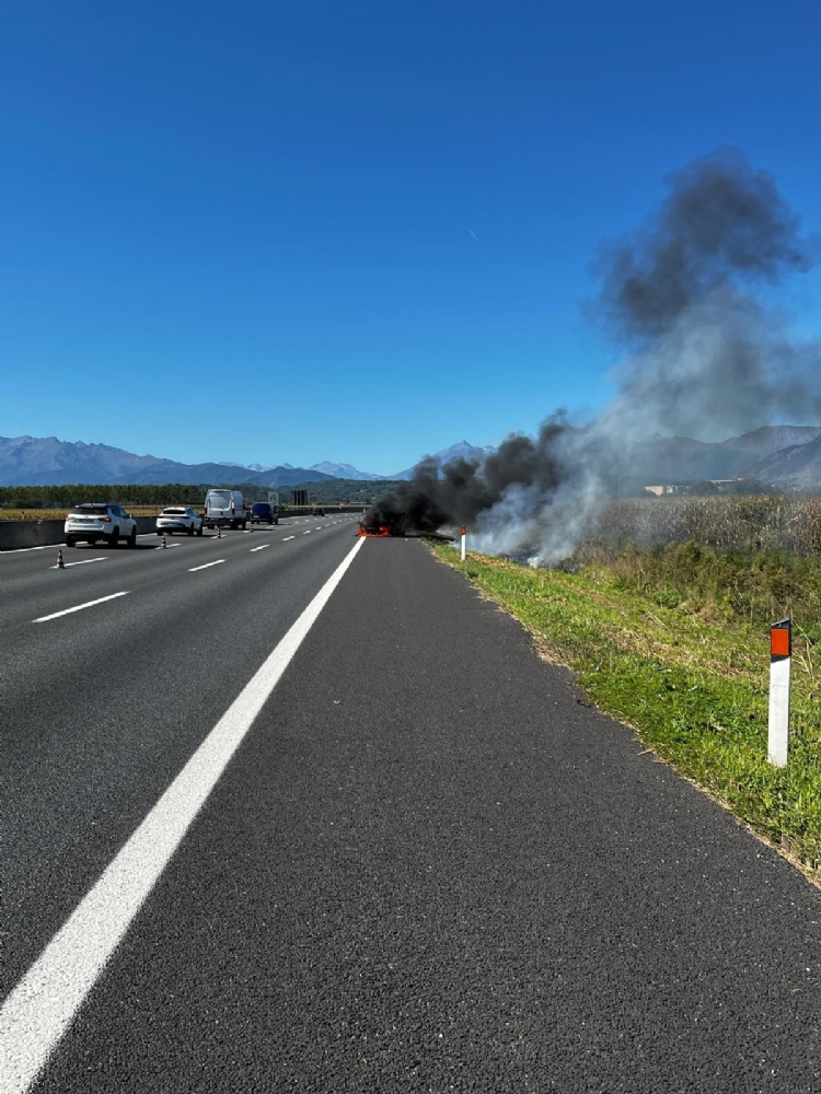 RIVOLI - Auto divorata dalle fiamme: paura in tangenziale - FOTO