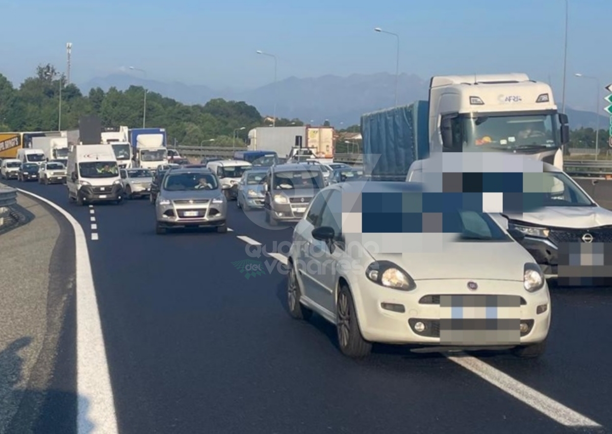 INCIDENTE IN TANGENZIALE A RIVOLI - Tamponamento fra tre mezzi: due feriti e forti disagi - FOTO