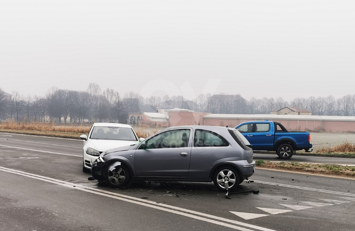 INCIDENTE A VENARIA - Scontro fra tre auto, disagi al traffico - FOTO