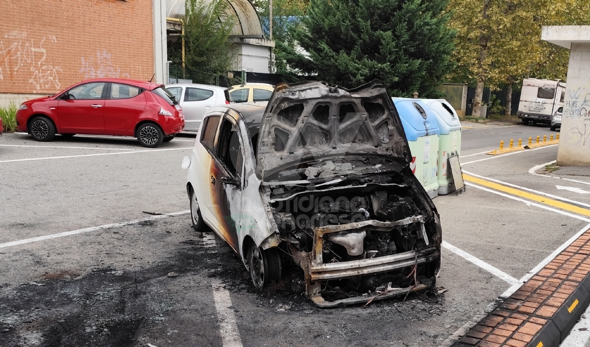 INCENDIO AD ALPIGNANO In via Rossini: un'auto distrutta dalle fiamme, due danneggiate - FOTO