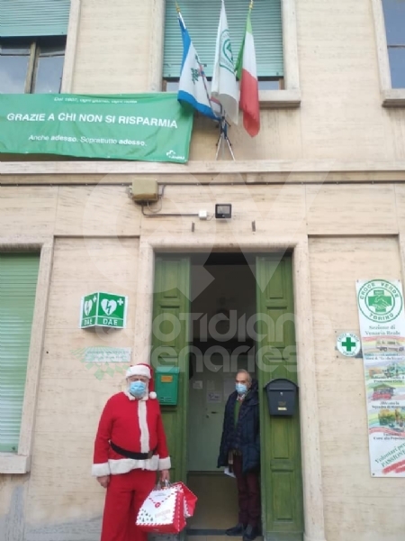 VENARIA - Un panettone a sindaco, forze dell'ordine e associazioni di volontariato: il «grazie» della Pro Loco