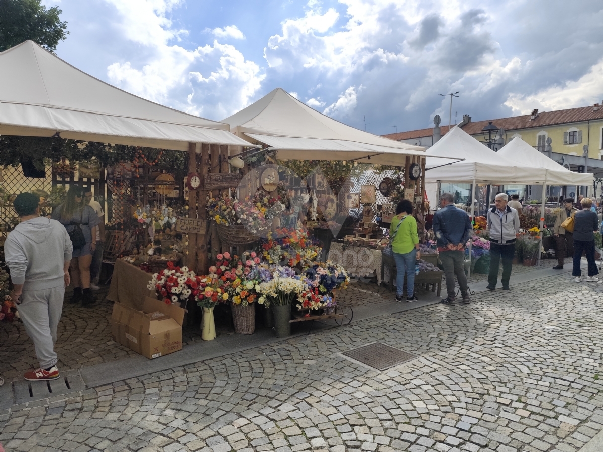 VENARIA - Fiori, profumi, essenze, prelibatezze: via alla ventesima «Festa delle Rose» - FOTO