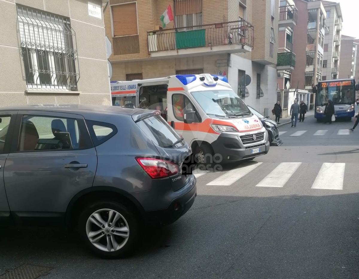 INCIDENTE A VENARIA - Scontro fra due auto in via Palestro: una persona ferita - FOTO