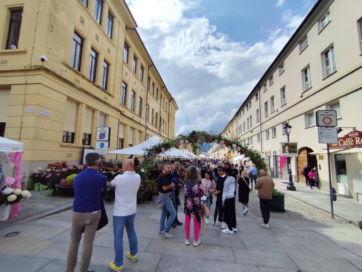 VENARIA - Fiori, profumi, essenze, prelibatezze: via alla ventesima «Festa delle Rose» - FOTO