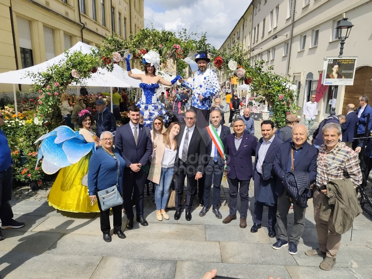 VENARIA - Fiori, profumi, essenze, prelibatezze: via alla ventesima «Festa delle Rose» - FOTO