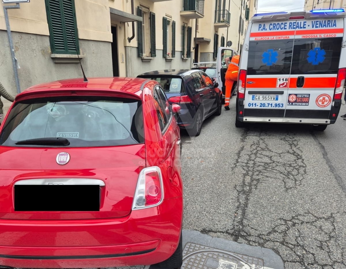 INCIDENTE A VENARIA - Scontro auto-moto: centauro e passeggera in ospedale - FOTO