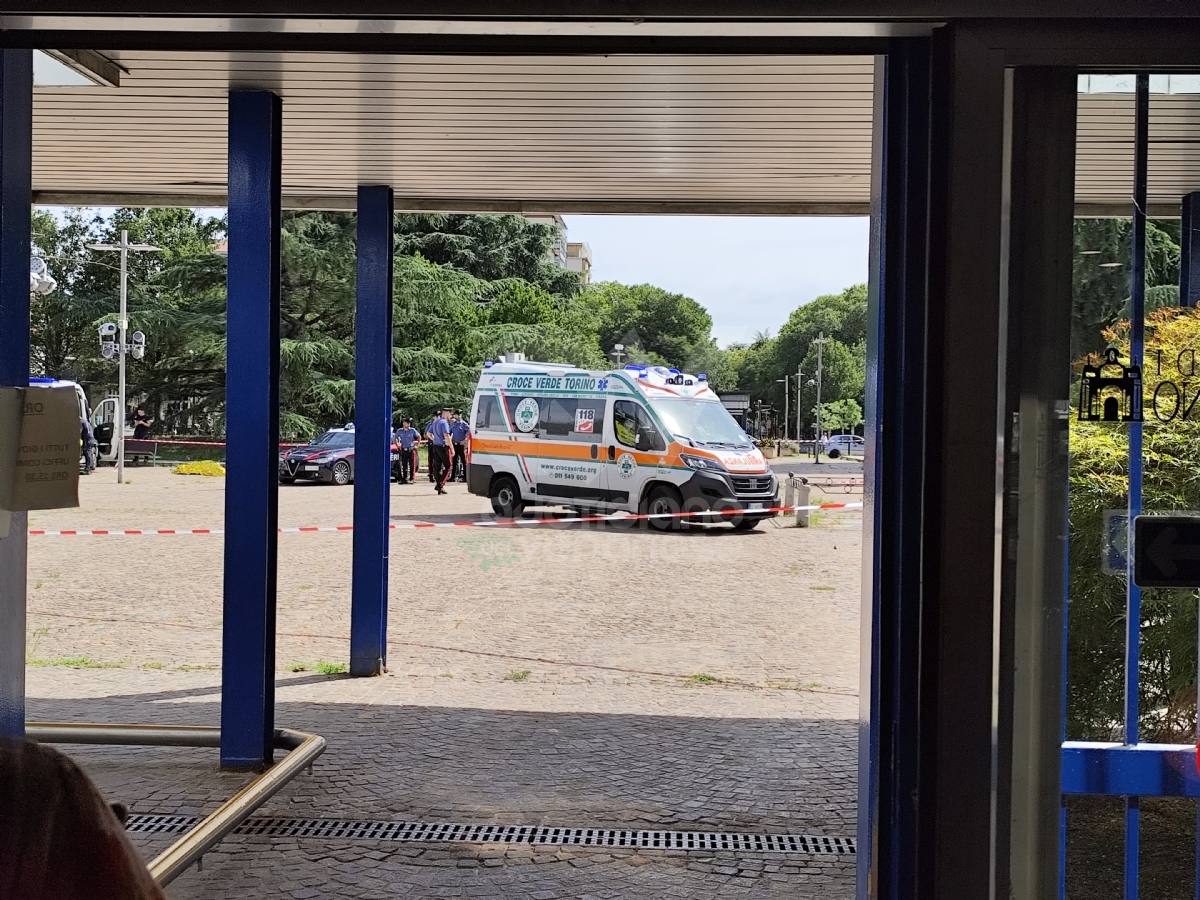 COLLEGNO - Dramma in piazza della Repubblica: spara ad una donna e poi si uccide - FOTO