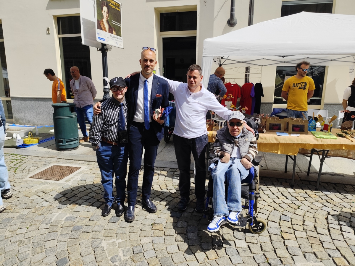 VENARIA - Bagno di folla per la ventesima edizione della «Festa delle Rose» - FOTO