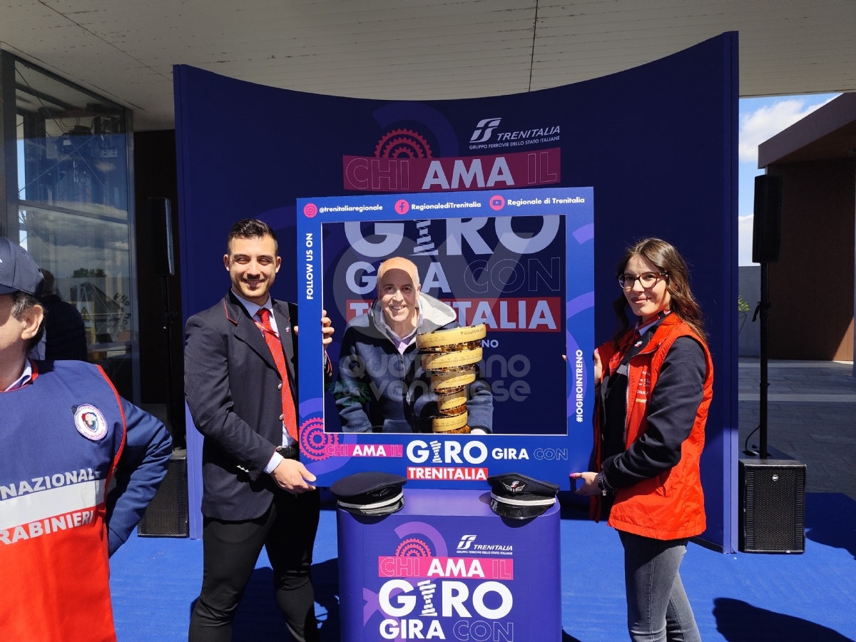 GIRO D'ITALIA - Il «Trofeo senza fine» è arrivato a Venaria: a consegnarlo Martina Colombari - FOTO E VIDEO