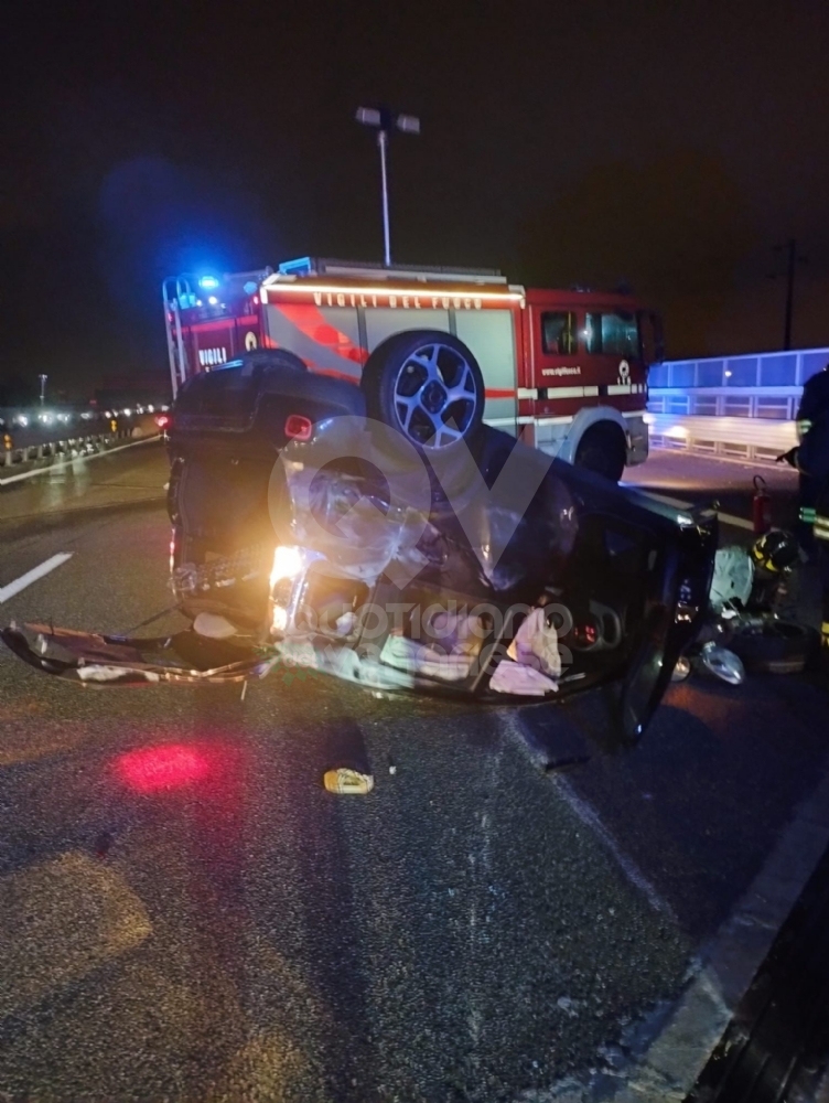 INCIDENTE IN TANGENZIALE A RIVOLI - Auto ribaltata: disagi al traffico - FOTO