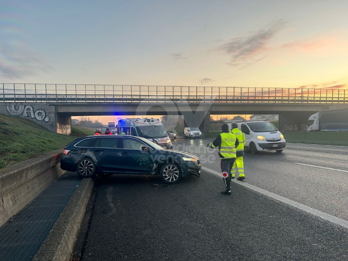 INCIDENTE IN TANGENZIALE A VENARIA - Auto finisce contro il muretto: un ferito - FOTO