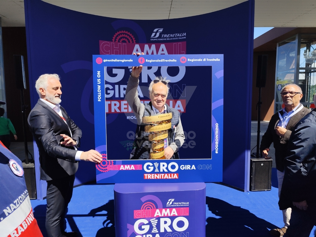 GIRO D'ITALIA - Il «Trofeo senza fine» è arrivato a Venaria: a consegnarlo Martina Colombari - FOTO E VIDEO