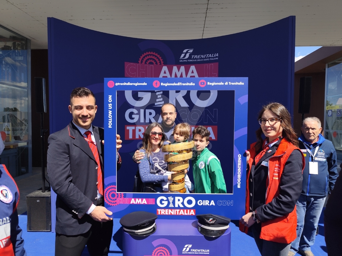 GIRO D'ITALIA - Il «Trofeo senza fine» è arrivato a Venaria: a consegnarlo Martina Colombari - FOTO E VIDEO