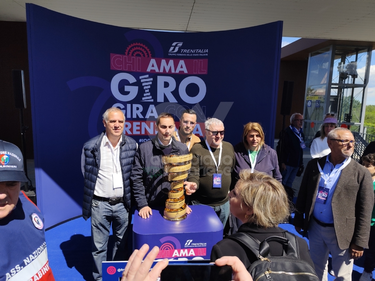 GIRO D'ITALIA - Il «Trofeo senza fine» è arrivato a Venaria: a consegnarlo Martina Colombari - FOTO E VIDEO