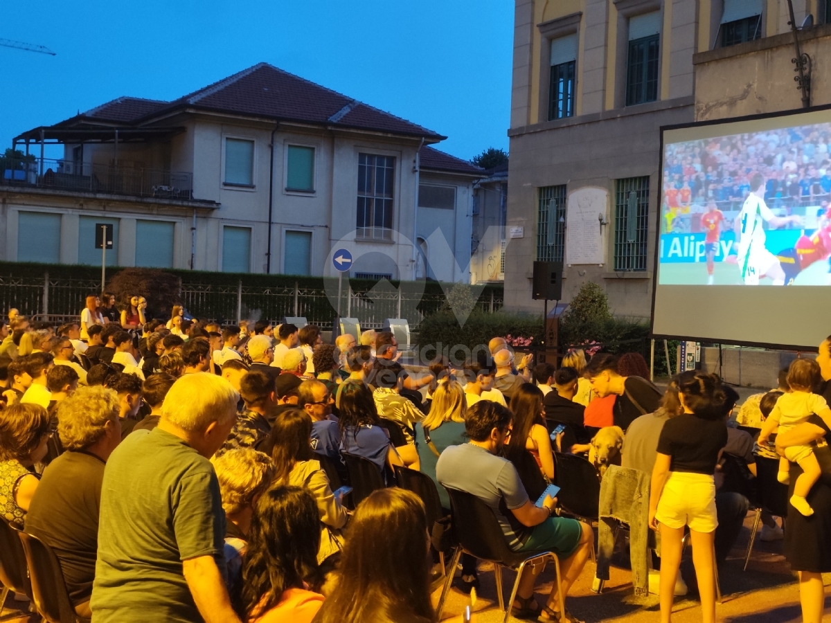 VENARIA - Oltre 250 persone per vedere l'Italia davanti al maxischermo - FOTO