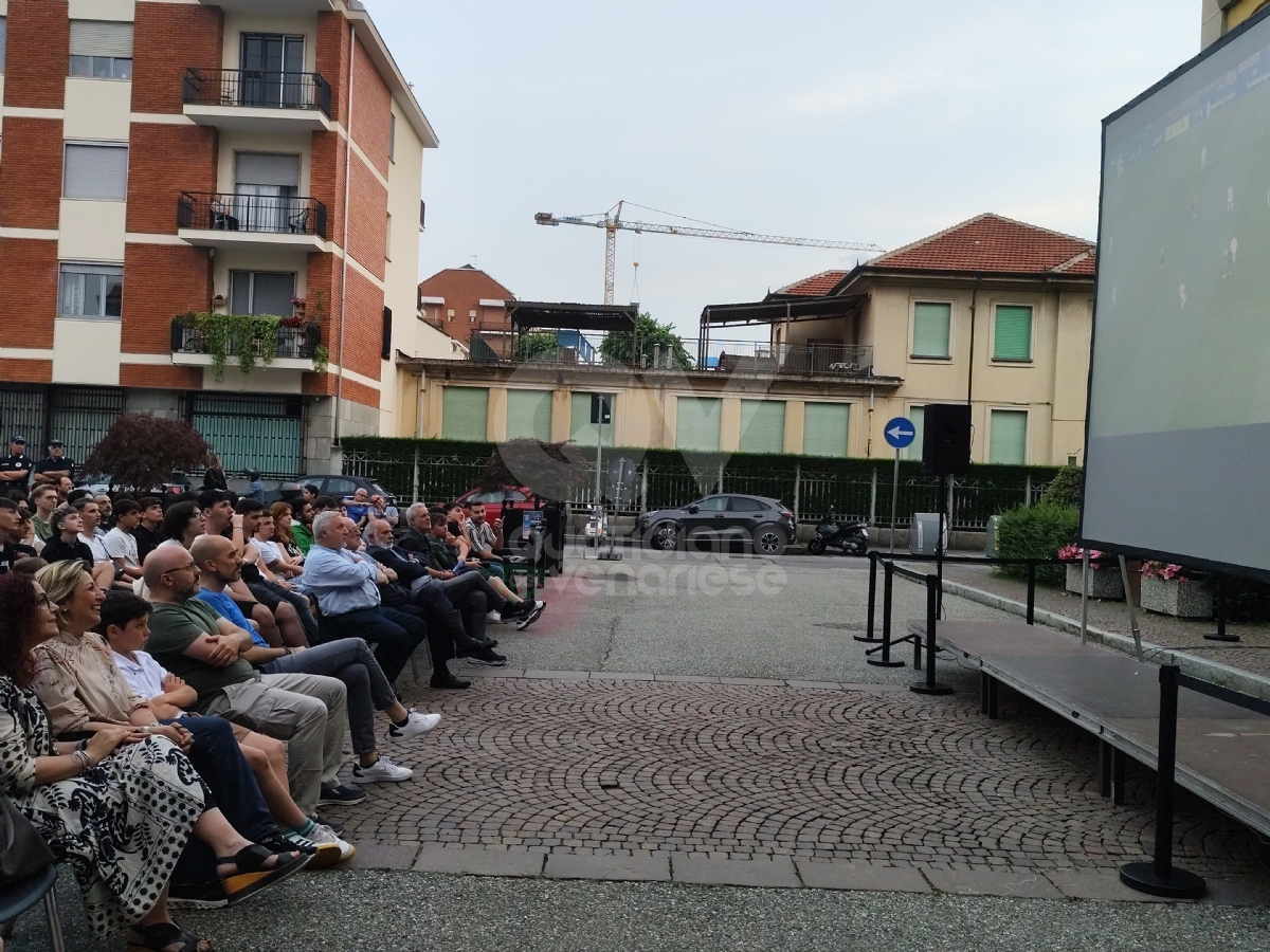 VENARIA - Oltre 250 persone per vedere l'Italia davanti al maxischermo - FOTO