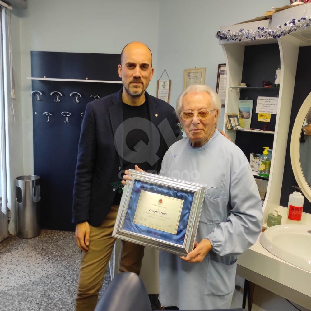 VENARIA - Gli ultimi tagli di Calogero, lo storico parrucchiere: dopo 60 anni chiude l'attività - FOTO