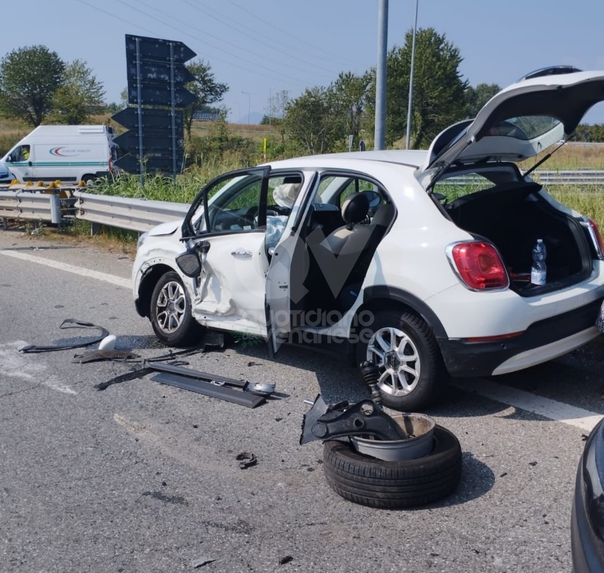 INCIDENTE IN TANGENZIALE A COLLEGNO - Scontro fra due auto allo svincolo: tre feriti - FOTO