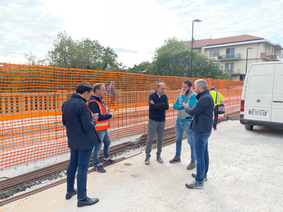 ALPIGNANO - Il Ponte Nuovo riapre a metà novembre. In arrivo parapetti o reti sporgenti anti suicidi