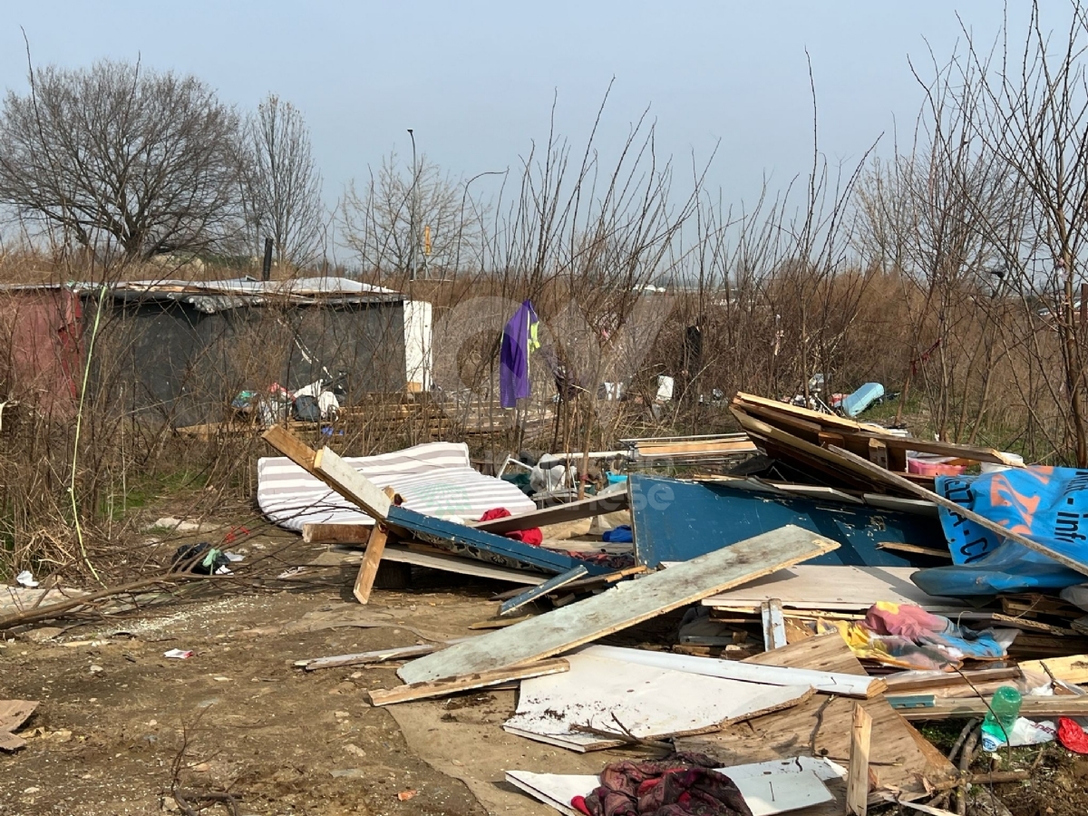 COLLEGNO - Sgomberato l'accampamento abusivo tra il parcheggio Ipercoop, via Dulbecco e via Pavese - FOTO