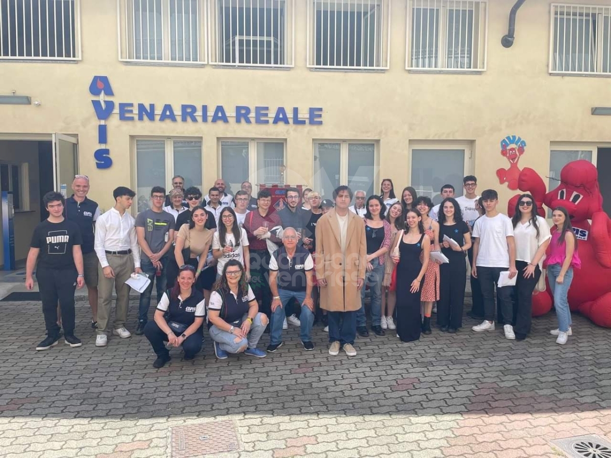 VENARIA - Festa della Repubblica: consegnate le Costituzioni ai neo 18enni - FOTO