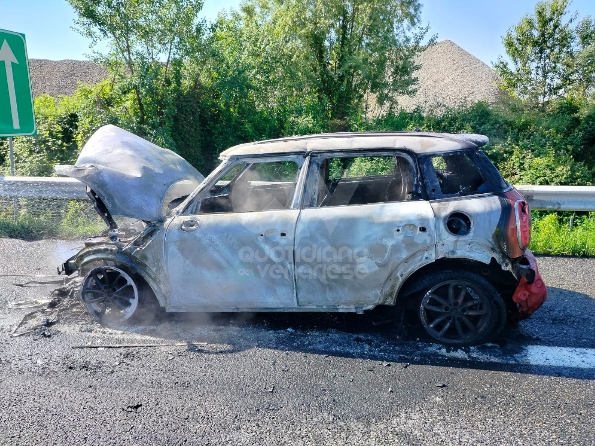 INCIDENTE IN TANGENZIALE A BORGARO - Auto prende fuoco mentre è in marcia - FOTO