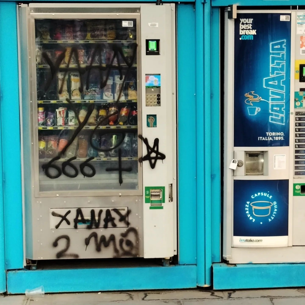 VANDALI AD ALPIGNANO - Imbrattato il «Muro della Metamorfosi», arredi e muri della stazione - FOTO