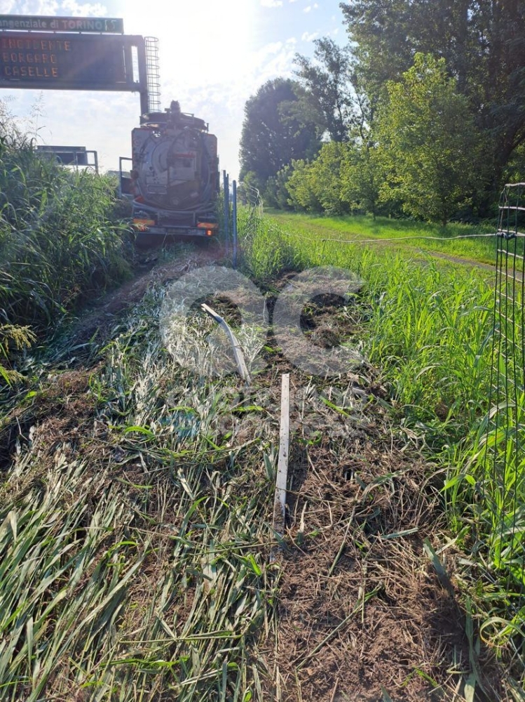 INCIDENTE IN TANGENZIALE A BORGARO - Camion spurgo finisce fuori strada: code e disagi - FOTO