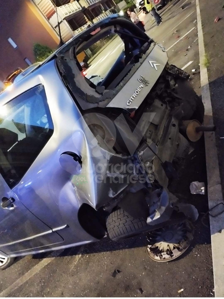 INCIDENTE A VENARIA - Ebbro alla guida, colpisce quattro auto in via Amati: 23enne denunciato - FOTO