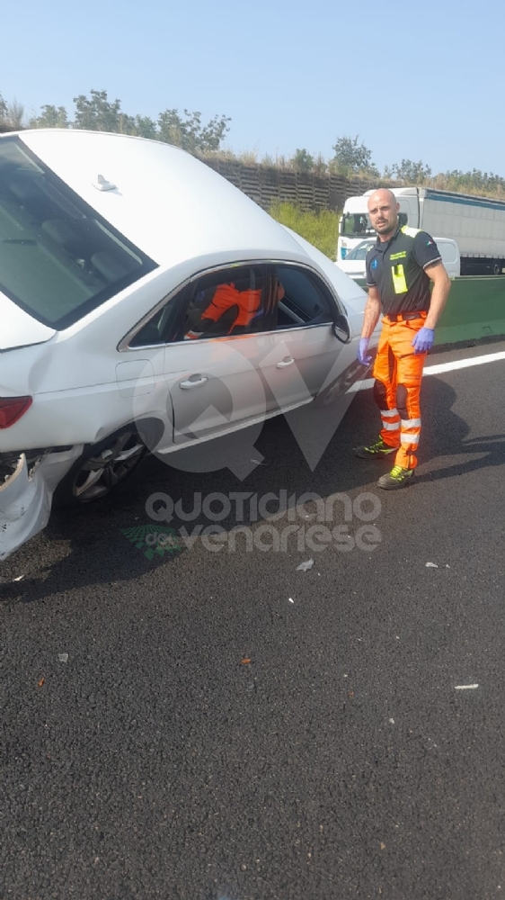 INCIDENTE IN TANGENZIALE A VENARIA - Scontro fra due auto, una finisce sulle barriere in cemento - FOTO